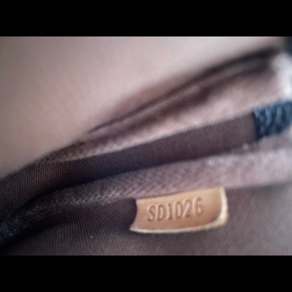 LOUIS VUITTON
Monogram Pochette - Picture 7 of 7